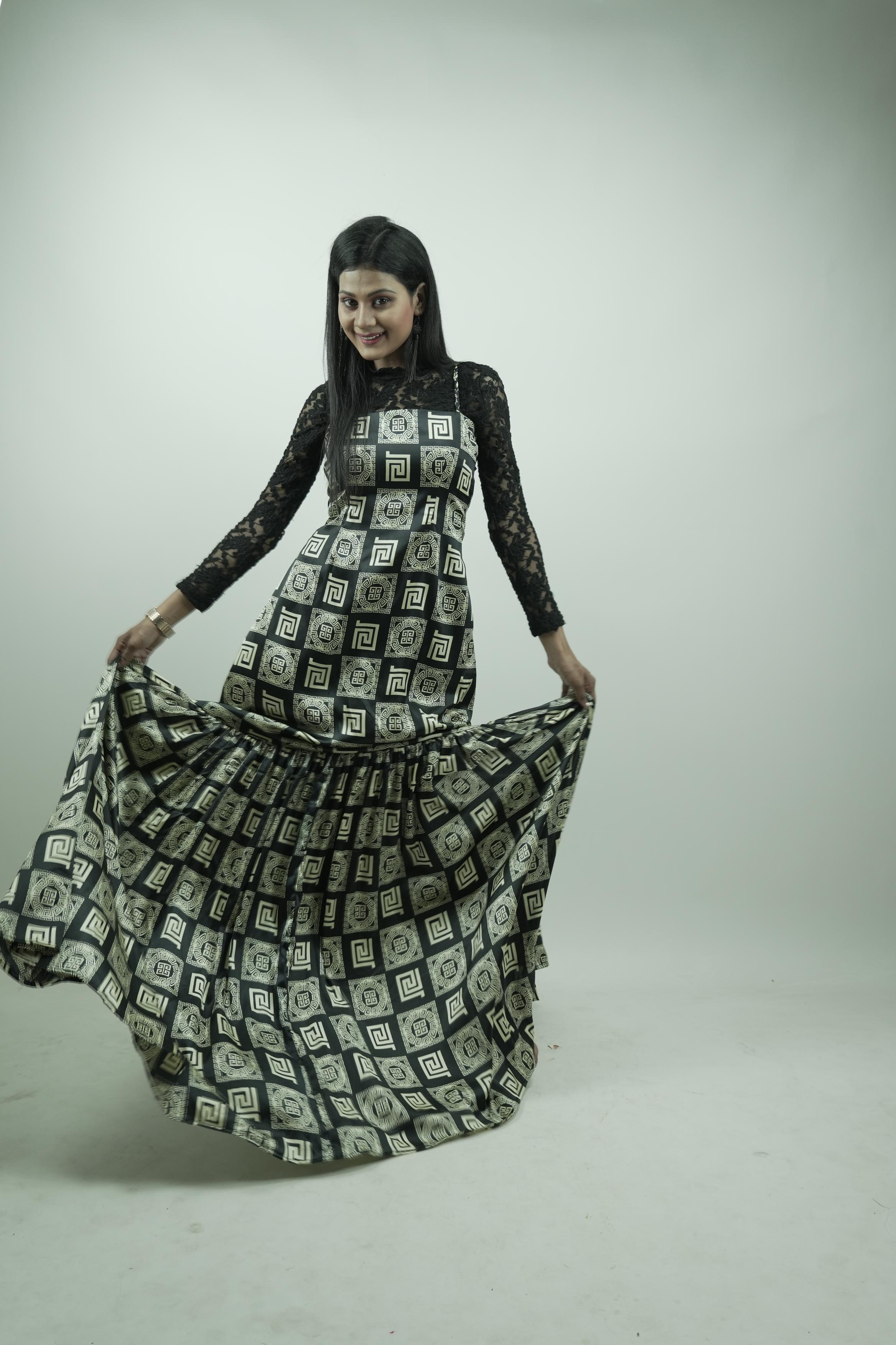 Black Regal Lace-Sleeveless Train Gown