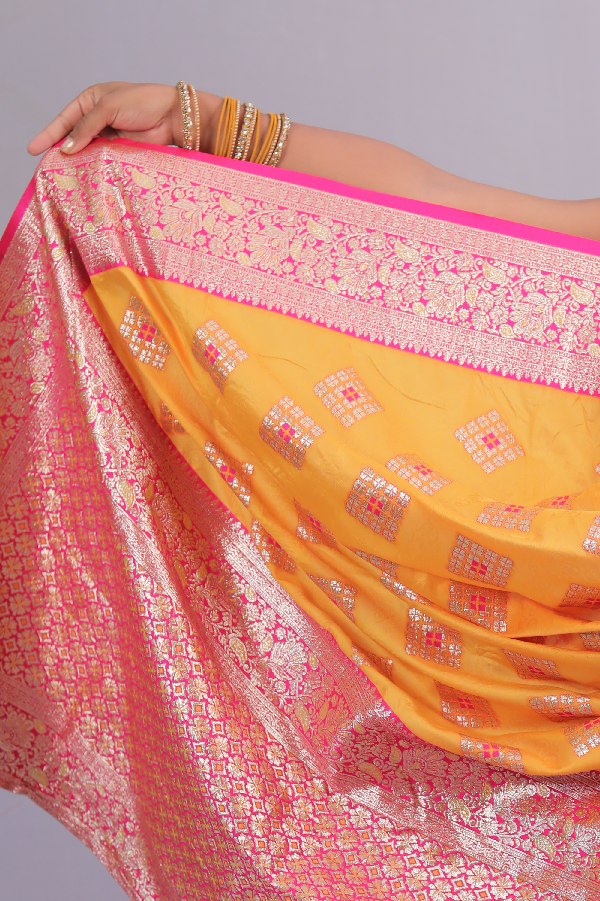 Sunehri Gulnaar Saree